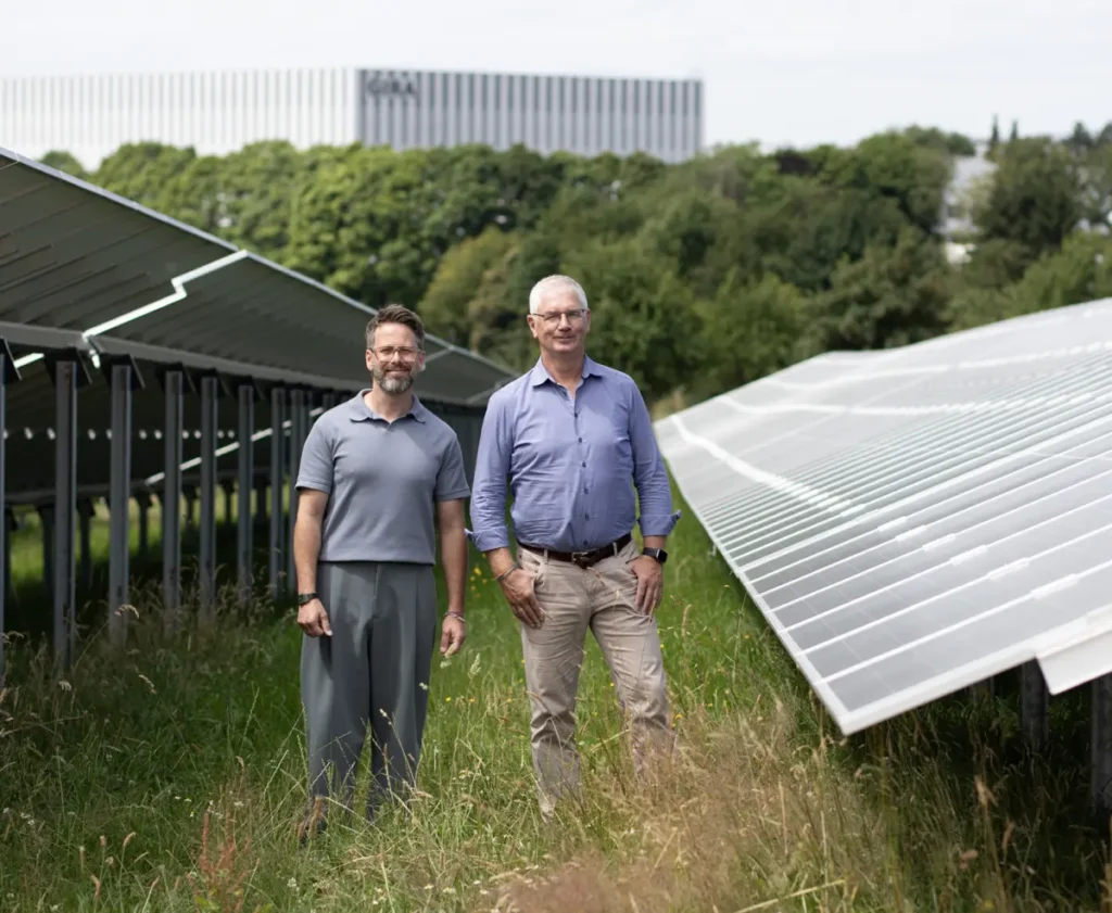 Dietmar Daszkiewicz (r.) und Giancarlo Paasch ziehen eine positive 100-Tage-Bilanz des Gira Solarparks. © Gira