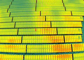 Anhand von Thermoaufnahmen aus der Luft prüft Gira seinen Solarpark auf mögliche Fehlfunktionen. © Gira