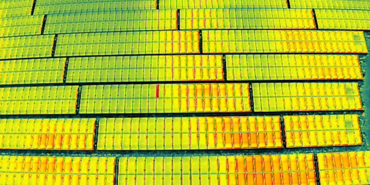 Anhand von Thermoaufnahmen aus der Luft prüft Gira seinen Solarpark auf mögliche Fehlfunktionen. © Gira