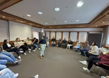 Die 20 TeilnehmerInnen mit Trainer Raimund Schneebauer. © Expert