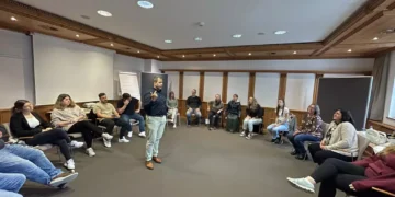 Die 20 TeilnehmerInnen mit Trainer Raimund Schneebauer. © Expert