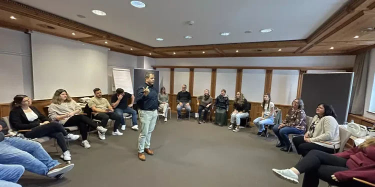 Die 20 TeilnehmerInnen mit Trainer Raimund Schneebauer. © Expert