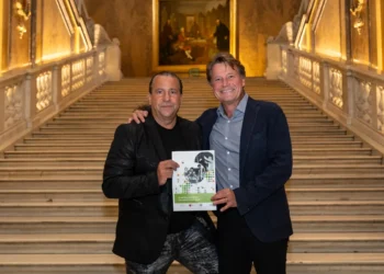 Bundesinnungsmeister Christian Bräuer (li) und Bundesberufsgruppenobmann Alexander Kränkl präsentierten den neuen Ausbildungsleitfaden für die Veranstaltungstechnik, der praxisnahes Wissen für alle Phasen der Ausbildung bündelt. © Barbara Lachner