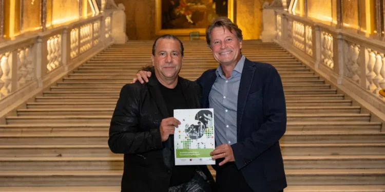 Bundesinnungsmeister Christian Bräuer (li) und Bundesberufsgruppenobmann Alexander Kränkl präsentierten den neuen Ausbildungsleitfaden für die Veranstaltungstechnik, der praxisnahes Wissen für alle Phasen der Ausbildung bündelt. © Barbara Lachner