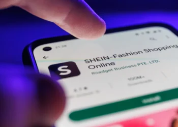 Wegen Gefahr in Verzug: Handelsverband & Greenpeace fordern eine sofortige Sperre des Online-Ramschhändlers SHEIN. © AdobeStock