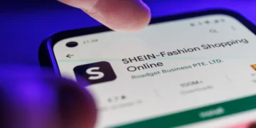 Wegen Gefahr in Verzug: Handelsverband & Greenpeace fordern eine sofortige Sperre des Online-Ramschhändlers SHEIN. © AdobeStock