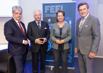 V.l.n.r.: Wolfgang Hesoun (FEEI-Obmann), Kari Kapsch (FEEI-Obmann-Stv.), Sabine Herlitschka (FEEI-Obmann-Stv.) und Bundesminister Peter Hanke (BMIMI). © FEEI/APA-Fotoservice/Juhasz