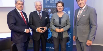 V.l.n.r.: Wolfgang Hesoun (FEEI-Obmann), Kari Kapsch (FEEI-Obmann-Stv.), Sabine Herlitschka (FEEI-Obmann-Stv.) und Bundesminister Peter Hanke (BMIMI). © FEEI/APA-Fotoservice/Juhasz