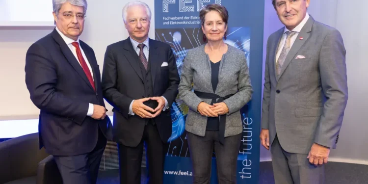 V.l.n.r.: Wolfgang Hesoun (FEEI-Obmann), Kari Kapsch (FEEI-Obmann-Stv.), Sabine Herlitschka (FEEI-Obmann-Stv.) und Bundesminister Peter Hanke (BMIMI). © FEEI/APA-Fotoservice/Juhasz