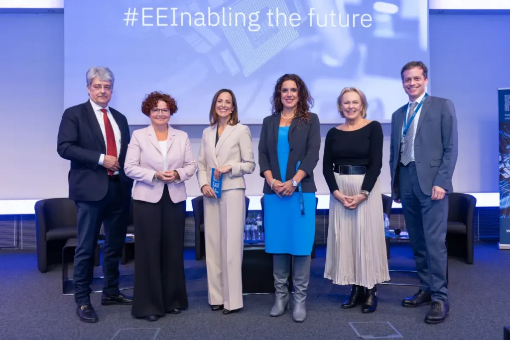 Die Teilnehmer der Podiumsdiskussion. V.l.n.r.: Wolfgang Hesoun, StS Elisabeth Zehetner (BMWET), Gundula Geiginger (Moderatorin), Monika Köppl-Turyna, Hannelore Veit und Roland Sommer. © FEEI/APA-Fotoservice/Juhasz