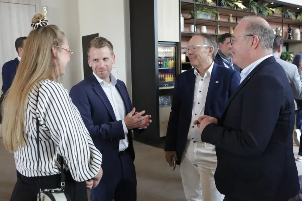 Michael Hofer und Harald Schiefer von ElectronicPartner Österreich, sowie Patrick Egli, Geschäftsführer von ElectronicPartner Schweiz, nahmen ebenfalls am regen Austausch auf dem Branchentreff teil.