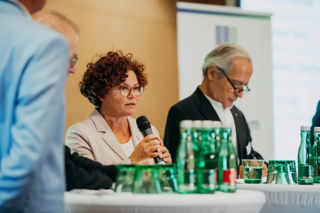 Energie-Staatssekretärin Elisabeth Zehetner eröffnete am 4.11.2025 die Fachtagung für Photovoltaik und Stromspeicherung. © objektiv.gesehen