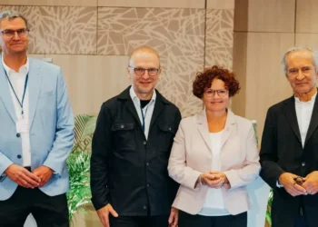 V.l.n.r.: Hubert Fechner, Obmann der TPPV, Bernd Vogl, Geschäftsführer des Klima- und Energiefonds, Energie-Staatssekretärin Elisabeth Zehetner und Herbert Paierl, Vorstandsvorsitzender von PV Austria beim Eröffnungspanel der Fachtagung für Photovoltaik und Stromspeicherung 2025. © objektiv.gesehen