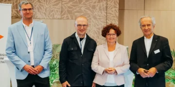 V.l.n.r.: Hubert Fechner, Obmann der TPPV, Bernd Vogl, Geschäftsführer des Klima- und Energiefonds, Energie-Staatssekretärin Elisabeth Zehetner und Herbert Paierl, Vorstandsvorsitzender von PV Austria beim Eröffnungspanel der Fachtagung für Photovoltaik und Stromspeicherung 2025. © objektiv.gesehen