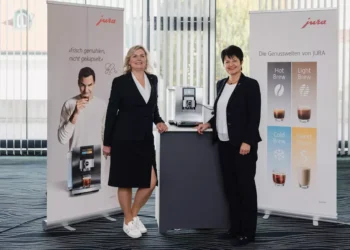 Schulungsleiterin Maria Heidegger (re.) und Eva Kirchsteiger tourten für Jura durch Österreich. © Pfeffel-Partner