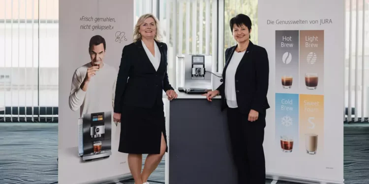 Schulungsleiterin Maria Heidegger (re.) und Eva Kirchsteiger tourten für Jura durch Österreich. © Pfeffel-Partner