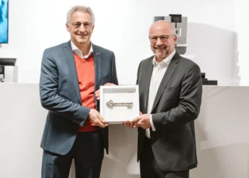 Die Überreichung des „Schlüssels des Erfolgs“ von Marc Balsiger in Vertretung des Schweizer Headquarters an SCD-Eigentümer Franz Willibald Holzbauer (re). © Jura