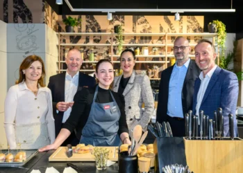 (V.l.n.re.): Miele Österreich Geschäftsführerin Mag. Monika Eder, Cilia Kaeker Geschäftsführerin La Cocina und Christian Gerwens, Miele Senior Vice President DACH, beim Adventbrunch in der La Cocina. © Miele
