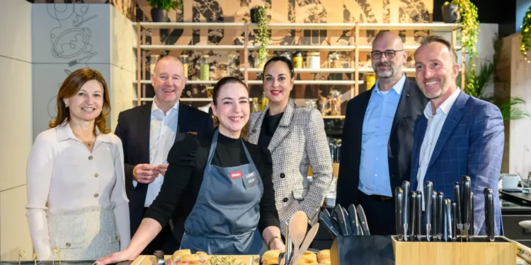 (V.l.n.re.): Miele Österreich Geschäftsführerin Mag. Monika Eder, Cilia Kaeker Geschäftsführerin La Cocina und Christian Gerwens, Miele Senior Vice President DACH, beim Adventbrunch in der La Cocina. © Miele