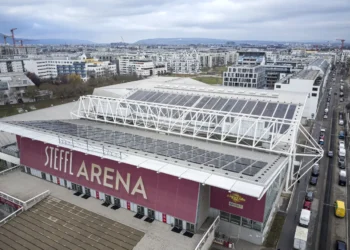 Mehr Sonnenstrom für die Steffl Arena durch Fassaden-Photovoltaikanlage