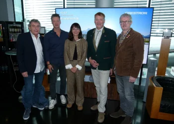 PROdigitalTV Event 2025: Auch die österreichischen Kommunikationselektroniker (KEL) nahmen am Medienfrühstück von PROdigitalTV im Hangar 7 in Salzburg teil (v.l.n.re.): Erich Ardatin (KEL), Gastgeber Slaven Paunovic (Red Bull), Beate Busch (PROdigitalTV-Vorstandsvorsitzende), Vortragender Jan Bertil Dahms (MaginePro) und Thomas Plank (KEL-Bundesberufsgruppenobmann). © Sedlak