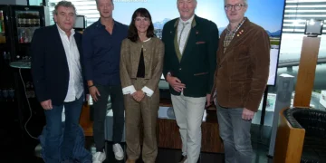 PROdigitalTV Event 2025: Auch die österreichischen Kommunikationselektroniker (KEL) nahmen am Medienfrühstück von PROdigitalTV im Hangar 7 in Salzburg teil (v.l.n.re.): Erich Ardatin (KEL), Gastgeber Slaven Paunovic (Red Bull), Beate Busch (PROdigitalTV-Vorstandsvorsitzende), Vortragender Jan Bertil Dahms (MaginePro) und Thomas Plank (KEL-Bundesberufsgruppenobmann). © Sedlak