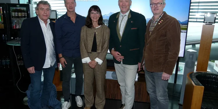 PROdigitalTV Event 2025: Auch die österreichischen Kommunikationselektroniker (KEL) nahmen am Medienfrühstück von PROdigitalTV im Hangar 7 in Salzburg teil (v.l.n.re.): Erich Ardatin (KEL), Gastgeber Slaven Paunovic (Red Bull), Beate Busch (PROdigitalTV-Vorstandsvorsitzende), Vortragender Jan Bertil Dahms (MaginePro) und Thomas Plank (KEL-Bundesberufsgruppenobmann). © Sedlak