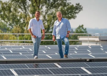 Robert Veronik, Geschäftsführer von Hansesun Photovoltaik Swiss (links), und Andreas Müller, Vertrieb- und Marketingleitung bei Hansesun Austria fordern ein Anzahlungsverbot bei PV-Projekten. © Dietmar Stiplovsek.