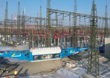 Der zweite Großtransformator erreicht das Umspannwerk Sarasdorf