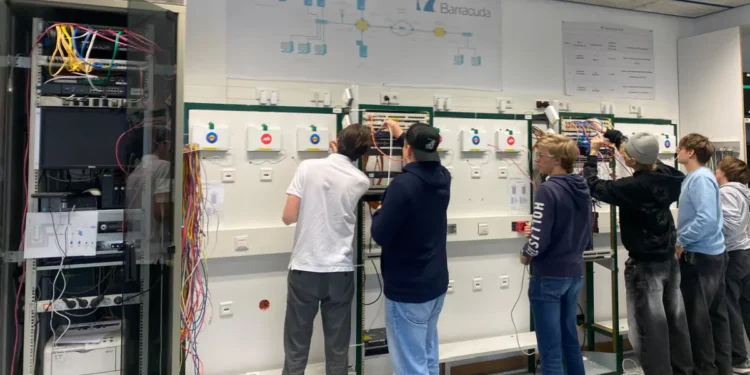 Die Ausbildung an der FRITZ!Box und Patchfeldern. © CCA - Competence Centre HTL Anichstraße