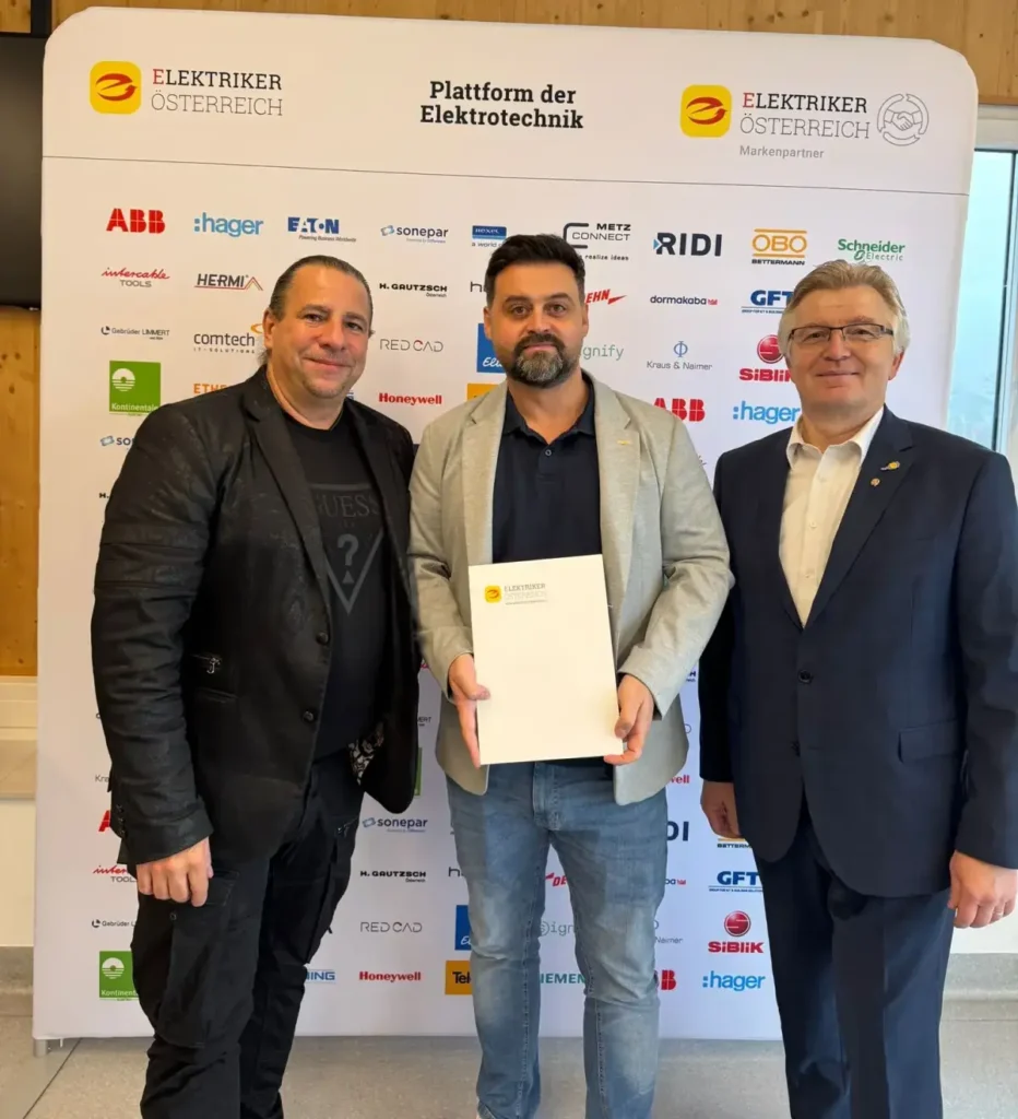 Raphael Seidl, Vertriebsleiter Etherma Österreich nahm die Urkunde von Christian Bräuer und Thomas Farthofer in Empfang. © Elektriker Österreich