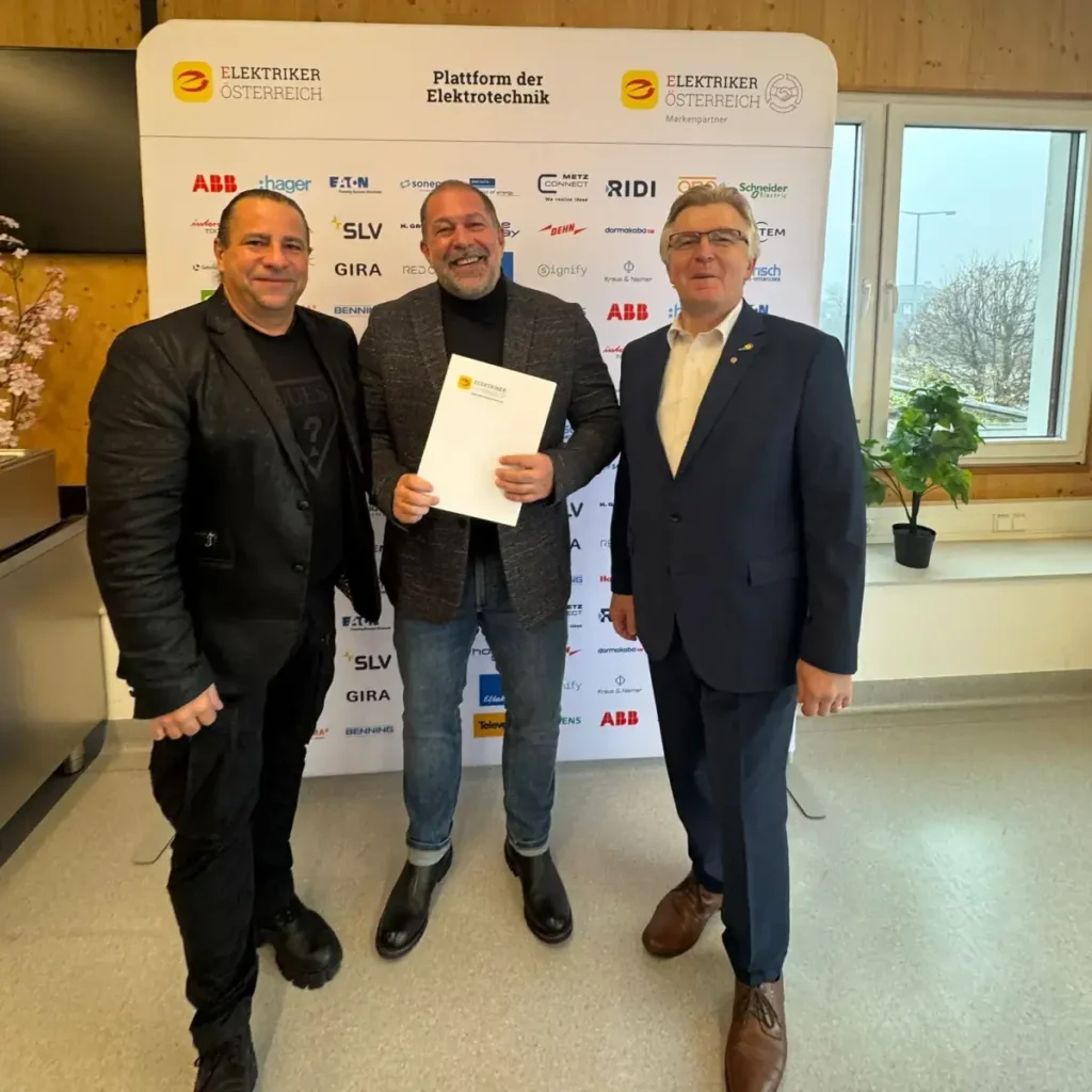 BIM Christian Bräuer und Thomas Farthofer, Vorsitzender des Beirats von Elektriker Österreich, überreichten Rainer Schönbauer, dem Länderverantwortlichen für Theben Österreich, die Markenpartner-Urkunde. 