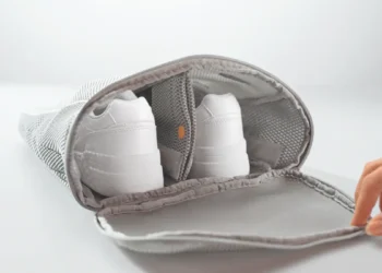 Sneaker säubern war noch nie so einfach – mit SneakerWash von Miele. © Miele