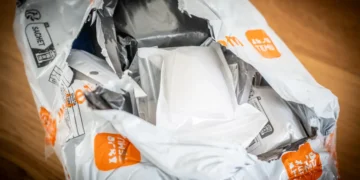 Neue EU-Zollbestimmungen gegen unfairen Fernost-Wettbewerb beschlossen. Die bisherige Zollbefreiung für Sendungen unter 150 Euro wird abgeschafft. Ab 1. Juli 2026 wird für solche Sendungen ein einheitlicher Zollsatz von 3 Euro pro Warengruppe erhoben.