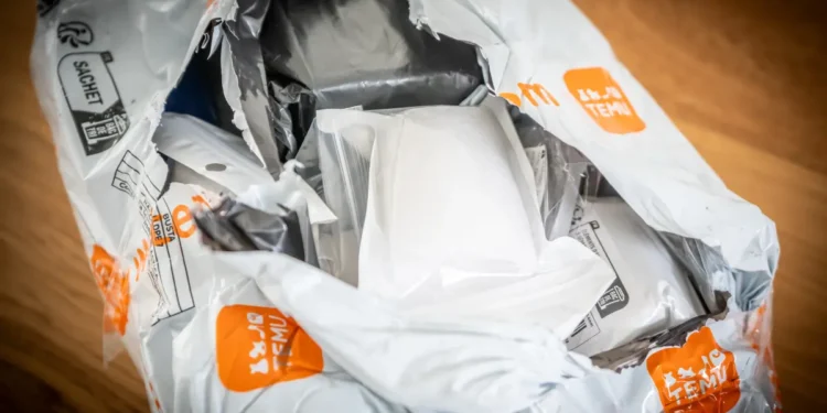 Neue EU-Zollbestimmungen gegen unfairen Fernost-Wettbewerb beschlossen. Die bisherige Zollbefreiung für Sendungen unter 150 Euro wird abgeschafft. Ab 1. Juli 2026 wird für solche Sendungen ein einheitlicher Zollsatz von 3 Euro pro Warengruppe erhoben.