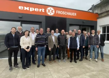 Gruppenfoto mit allen Teilnehmern des 14. Expert Installations-Workshop, der Gastgeberfamilie Burgi, Helmut und Matthias Freynhofer, und den Gastreferenten. © Expert