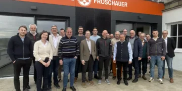 Gruppenfoto mit allen Teilnehmern des 14. Expert Installations-Workshop, der Gastgeberfamilie Burgi, Helmut und Matthias Freynhofer, und den Gastreferenten. © Expert