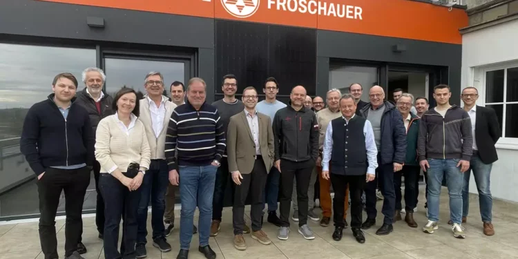 Gruppenfoto mit allen Teilnehmern des 14. Expert Installations-Workshop, der Gastgeberfamilie Burgi, Helmut und Matthias Freynhofer, und den Gastreferenten. © Expert