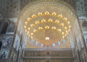 Leuchten im XXL-Format für Bukarester Kathedrale