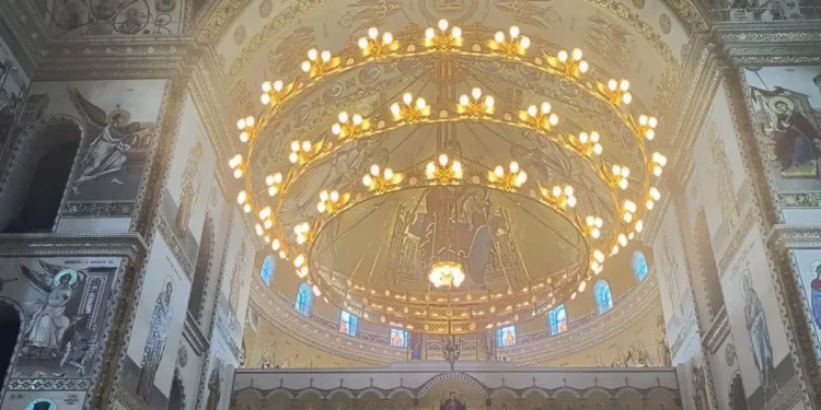 Leuchten im XXL-Format für Bukarester Kathedrale