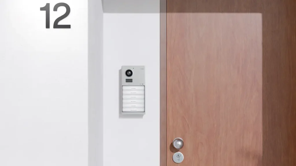 Die Türstation IQ Door. Die Geräte vereinen hochwertige Materialien mit prämiertem Design und bewährter Qualität Made in Germany. 