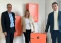 V.l.n.r.: Manfred Zettl (CSO), Bettina Haberler (COO) und Moritz Minarik (CEO) mit ihrem neuen Natec HOME Heimspeicher. © Accupower