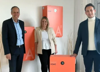 V.l.n.r.: Manfred Zettl (CSO), Bettina Haberler (COO) und Moritz Minarik (CEO) mit ihrem neuen Natec HOME Heimspeicher. © Accupower