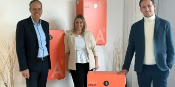 V.l.n.r.: Manfred Zettl (CSO), Bettina Haberler (COO) und Moritz Minarik (CEO) mit ihrem neuen Natec HOME Heimspeicher. © Accupower