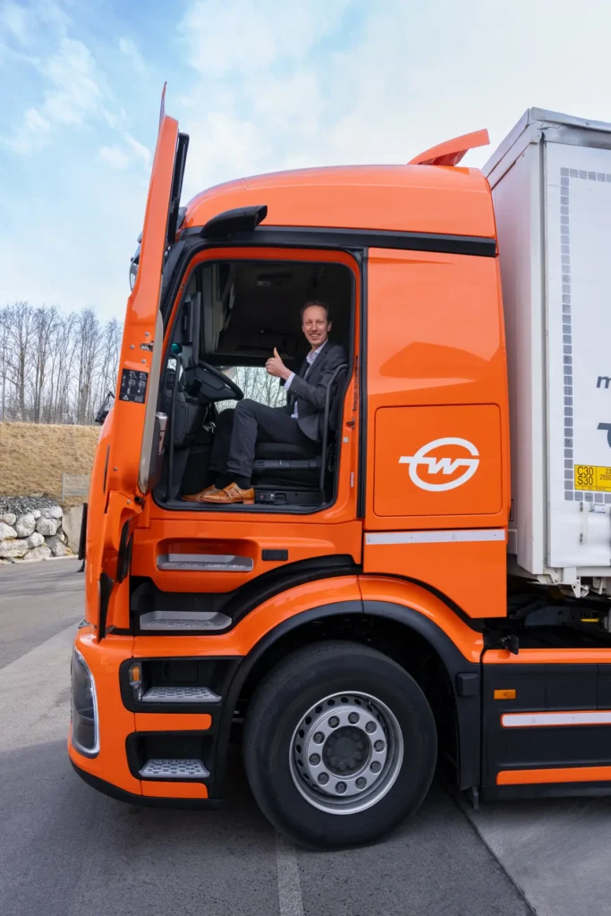 Andreas Kuzmits im E-LKW der Gebrüder Weiss.