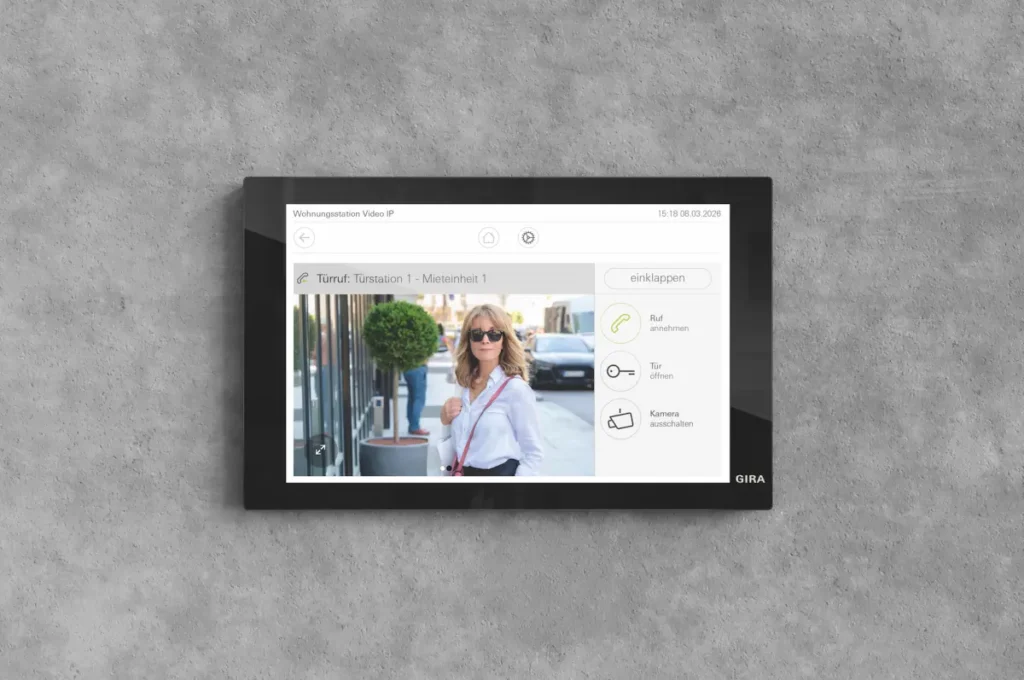 Die Gira Wohnungsstation Video IP in Glas Schwarz verbindet ein 7-Zoll-Volltouch-Display mit IP-basierter Türkommunikation und unterstützt Funktionen wie Rufweiterleitung, Bildspeicherung und Fernzugriff. © Gira