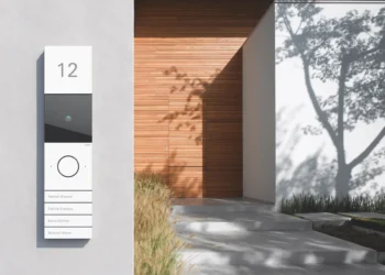 Die neue Gira Türkommunikation IP eröffnet völlig neue Möglichkeiten für Planung, Projektierung und Betrieb – vom Einfamilienhaus bis zu komplexen Großprojekten mit bis zu 1.000 Einheiten à bis zu 10 Clients. © Gira