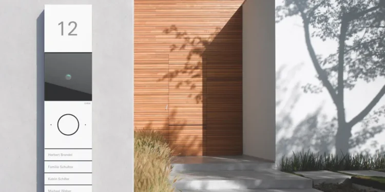 Die neue Gira Türkommunikation IP eröffnet völlig neue Möglichkeiten für Planung, Projektierung und Betrieb – vom Einfamilienhaus bis zu komplexen Großprojekten mit bis zu 1.000 Einheiten à bis zu 10 Clients. © Gira