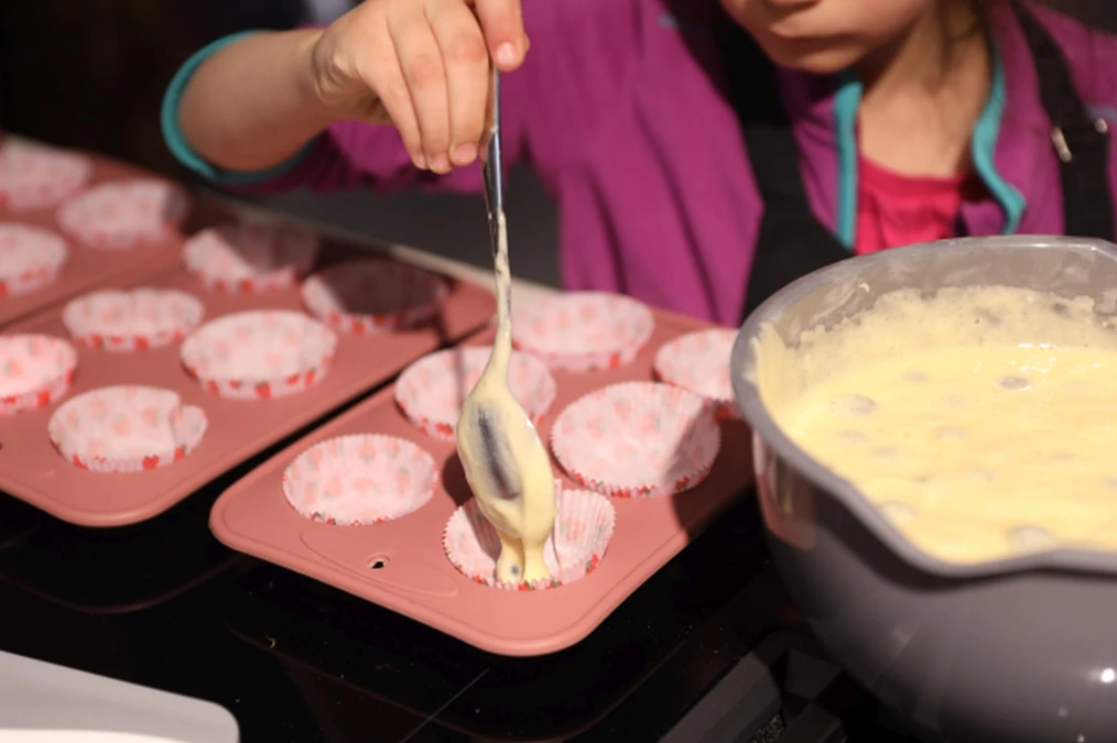 elektrabregenz und Pro Juventute backen mit Kindern bunte Muffins