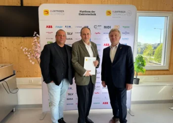 Neue Markenpartner: Christian Bräuer und Thomas Farthofer mit dem Phoenix Contact-Vertriebsleiter Gert Natiesta. © Elektriker Österreich